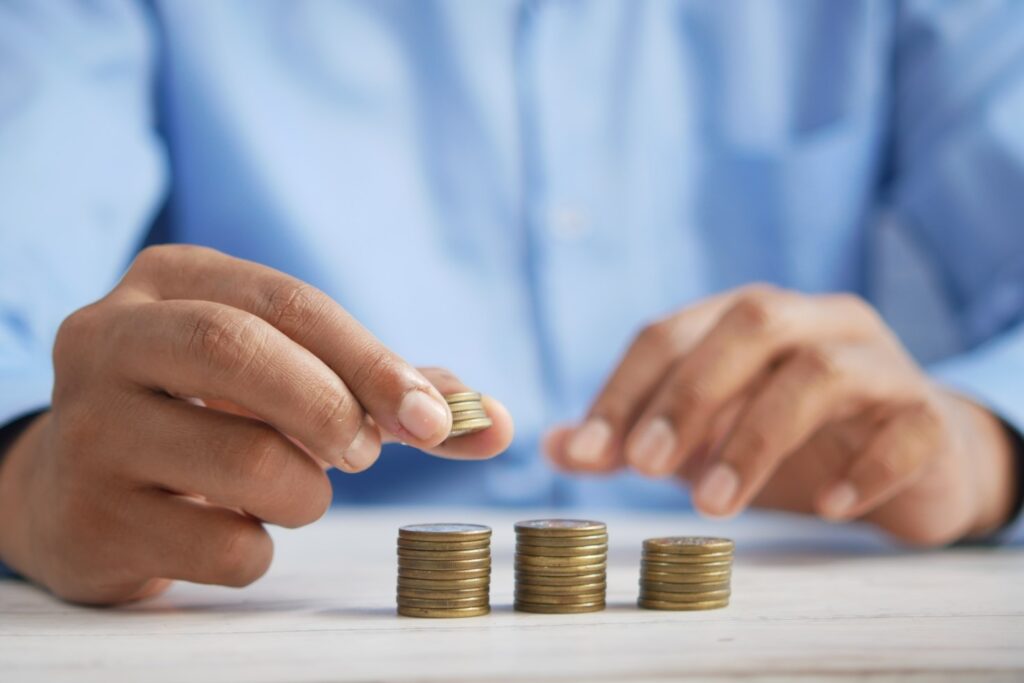 Educação Financeira do Zero: Por Que Você Está Terceirizando as Decisões Mais Importantes da Sua Vida (e Como Parar Hoje) Featured Image 2 1024x683