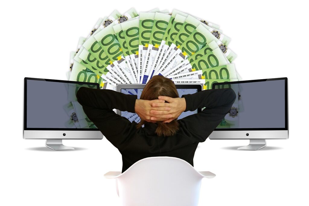 Tráfego Pago do Zero ao Avançado: Como Faturar Até R$15 Mil Por Mês Anunciando na Internet woman, euro, earn money, online, earn, online banking, relaxed, the back, monitor, work, viewing, completion, done, earn money, earn money, earn money, earn money, earn money, earn
