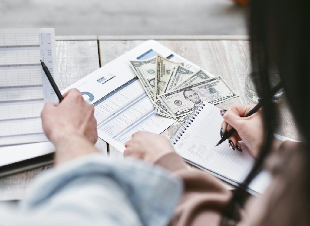 Renda Passiva para Iniciantes: O Primeiro Passo Que Ninguém Te Conta (e Que Começa Antes de Investir) pexels mikhail nilov 7735704