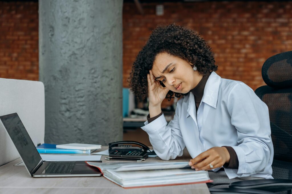 Burnout: Por Que Você Trabalha Muito, Rende Pouco e Está Sempre Esgotada (e o Que Fazer Para Mudar Isso) pexels mikhail nilov 8297240