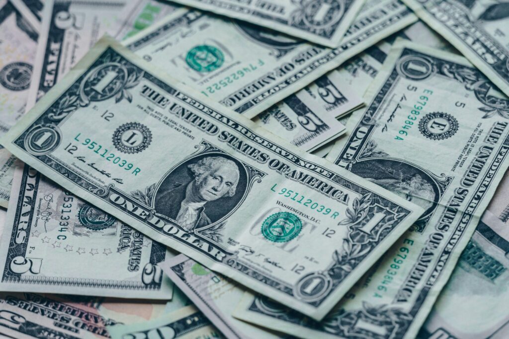 Como Ganhar Dinheiro Online em Dólar: O Método Que Está Transformando Brasileiros em Renda Global Close-up image of stacked US dollar bills representing wealth and finance.