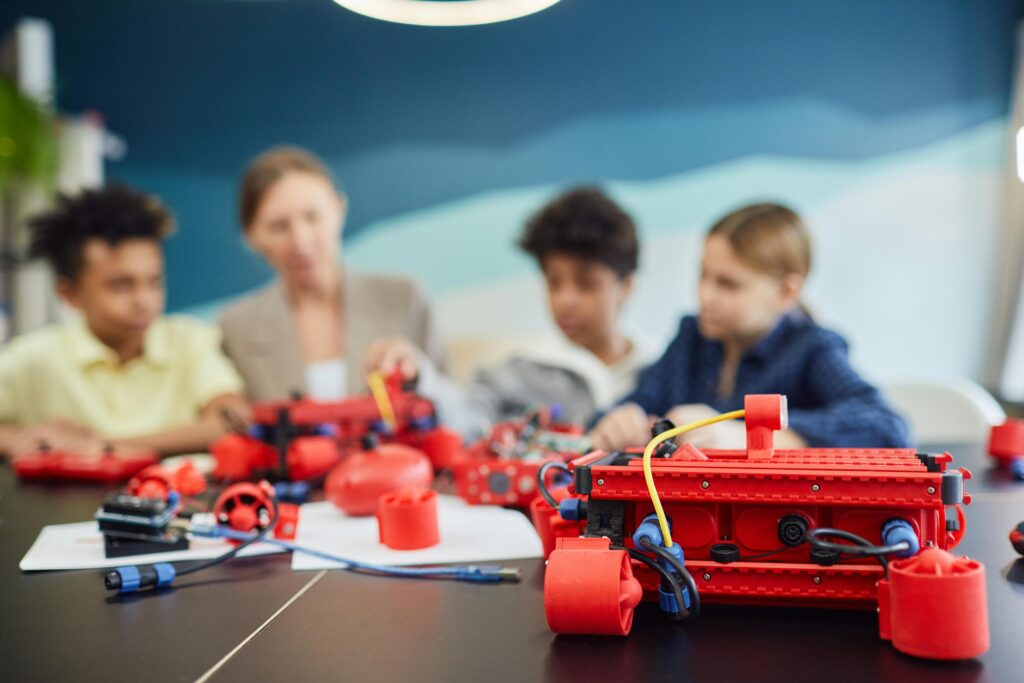 Inteligência Artificial: A Habilidade Que Está Criando uma Nova Geração de Profissionais Digitais (e Como Você Pode Entrar Agora) Group of kids working on robotics project, engaging in STEM education.