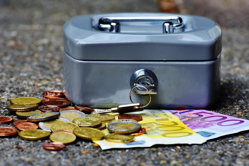 Poupança x CDB: Qual Realmente Vale Mais a Pena em 2026? cashbox, money, currency, cash box, finance, money box, euro, cash, money, money, money, money, money, euro, euro, cash