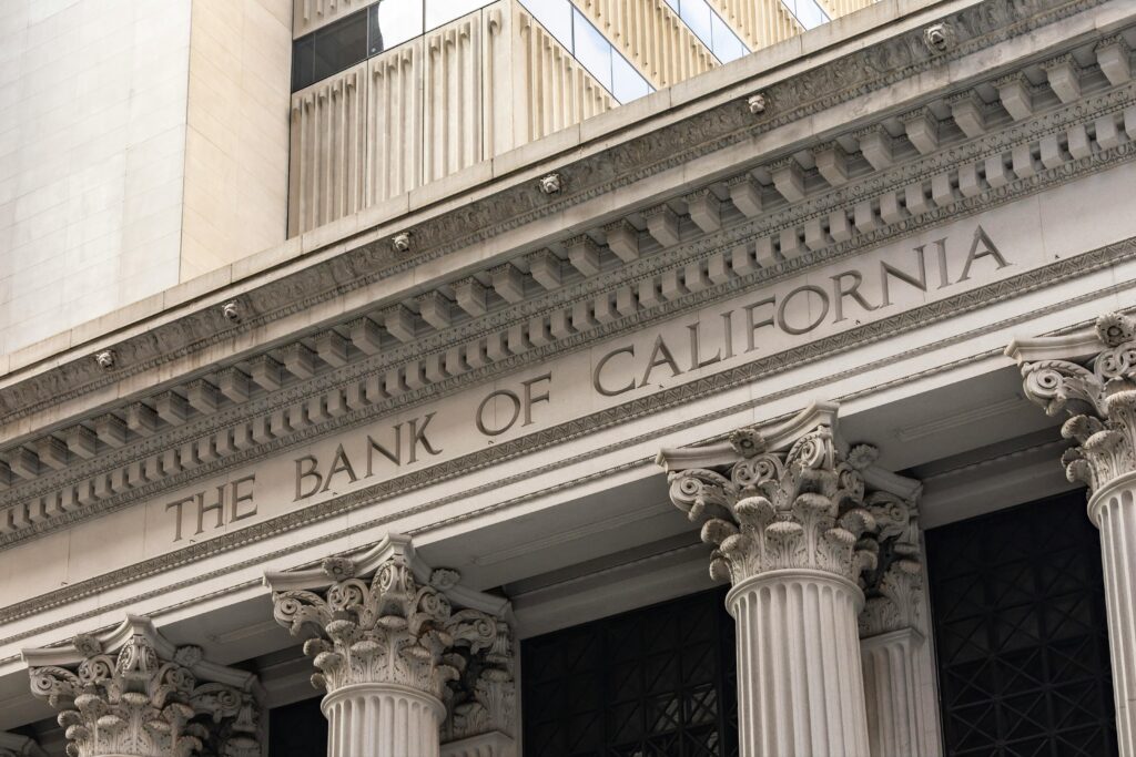 Como Abrir Conta na Europa Sendo Estrangeiro: O Guia Prático Para Brasileiros Close-up of Bank of California with classic architecture and columns.