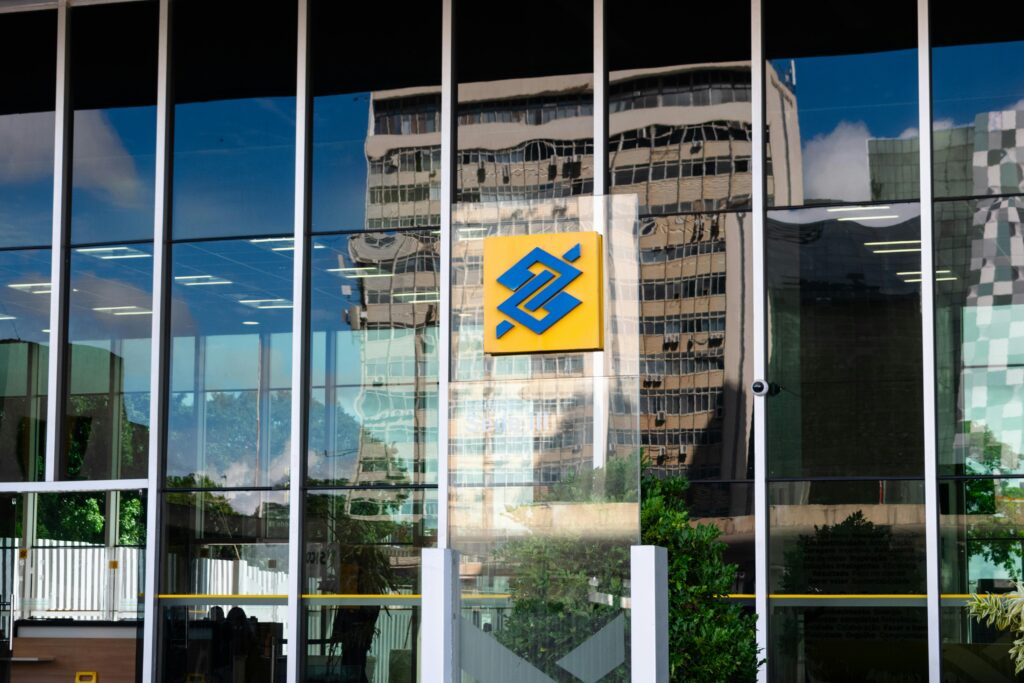 Como Negociar Dívidas com Banco e Conseguir os Melhores Descontos Modern building exterior in Brasília, Brazil, featuring reflective glass and iconic Banco logo.