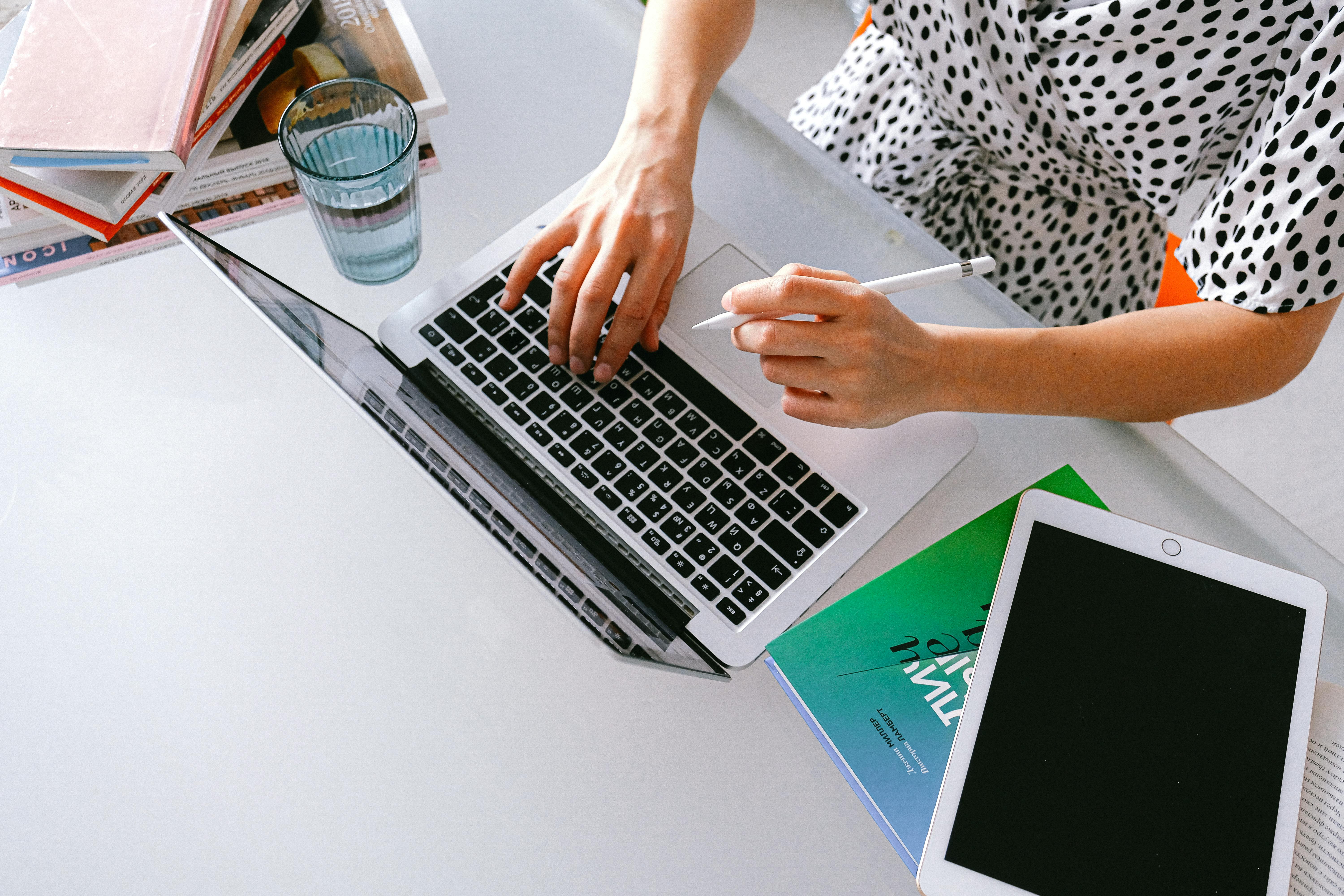 Tradutor Freelancer: Como Trabalhar Com Tradução Online Ganhando em Dólar pexels photo 3986999 3986999