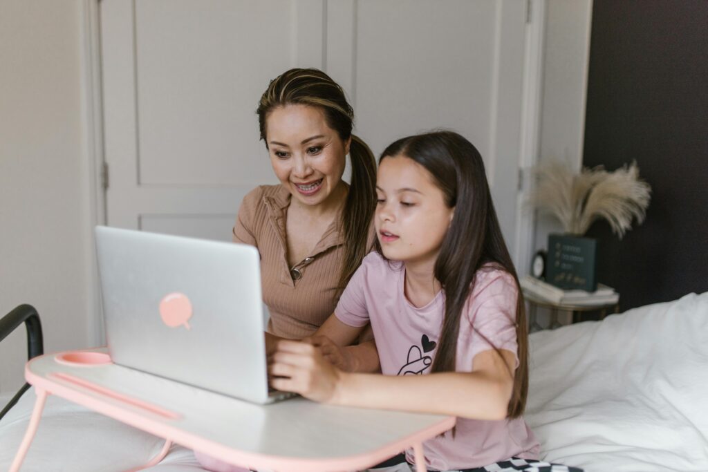 Trabalho Remoto Para Mães: Como Conciliar Família e Carreira pexels photo 8488972 8488972
